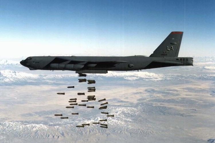 My dung phao dai bay B-52 nem bom o Iraq va Syria
