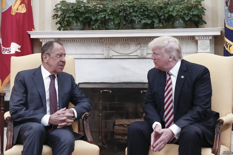 Ong Trump lo thong tin mat gi voi Ngoai truong Nga Lavrov?