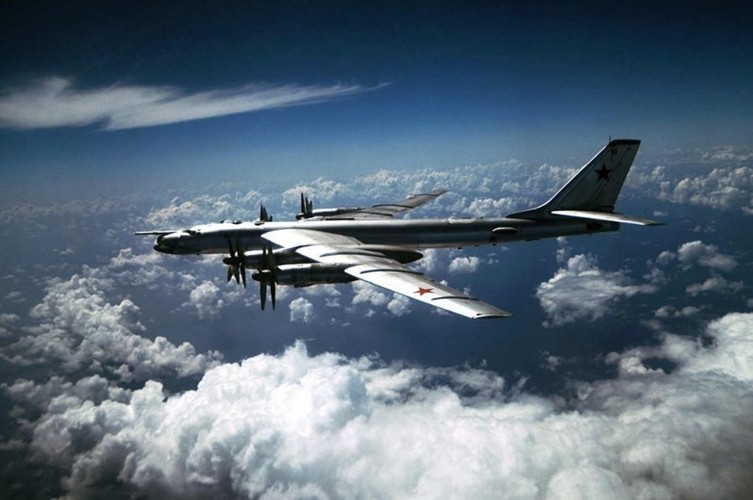 May bay nem bom chien luoc Tu-95MS huy diet IS va al-Nusra