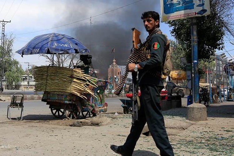 Taliban tan cong can cu quan su, 43 linh Afghanistan thiet mang
