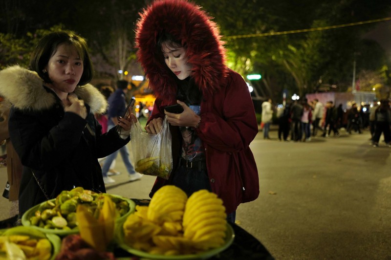 Pho dem Ha Noi qua anh phong vien AP dua tin thuong dinh My - Trieu