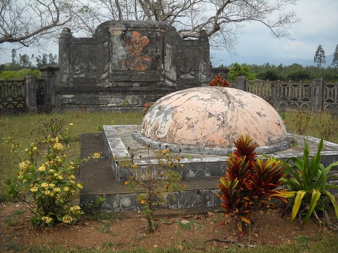 Tuong Viet nao khi chet van bi danh 100 roi vao quan tai?