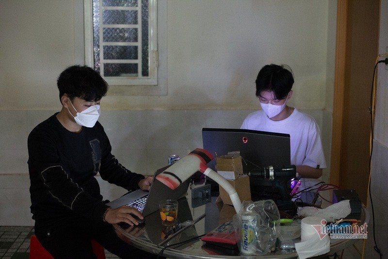 Hoc sinh Quang Tri sang che robot lay mau xet nghiem COVID-19