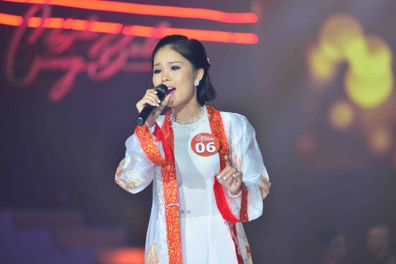 Lam Ngoc Hoa dang quang Nu hoang “Solo cung Bolero“