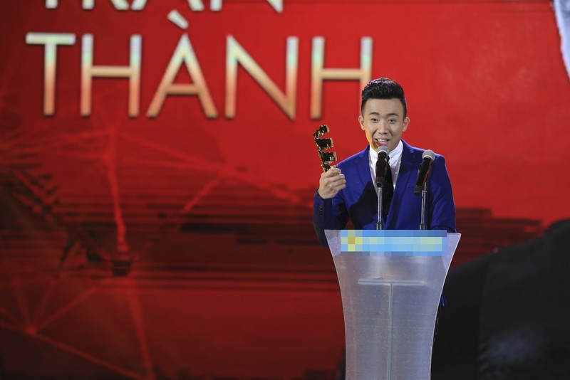 Hari Won mung Tran Thanh nhan cu dup giai thuong HTV Award