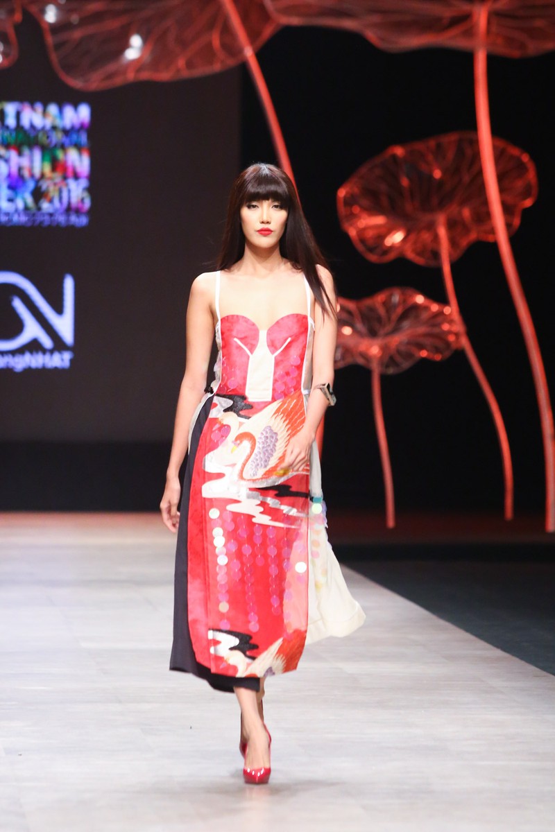 Phan Nhu Thao be bung bau 4 thang len san catwalk-Hinh-5