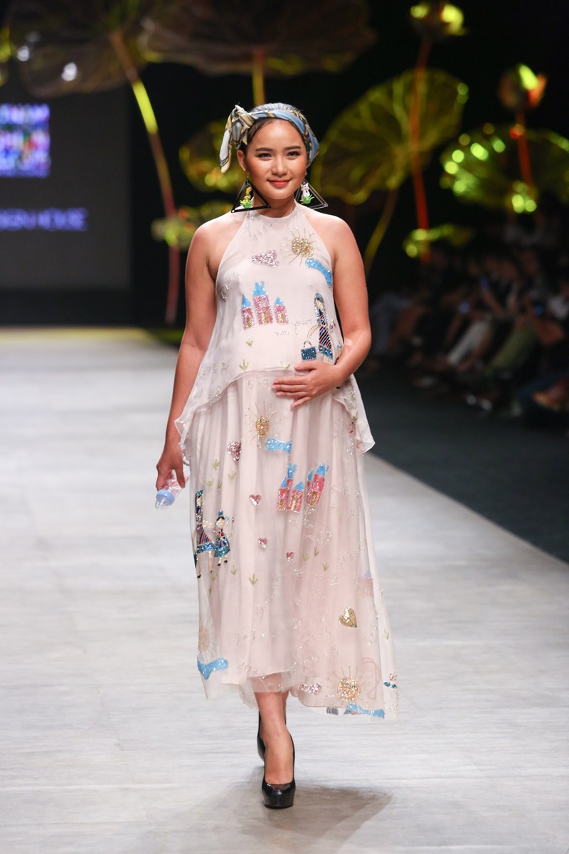 Phan Nhu Thao be bung bau 4 thang len san catwalk