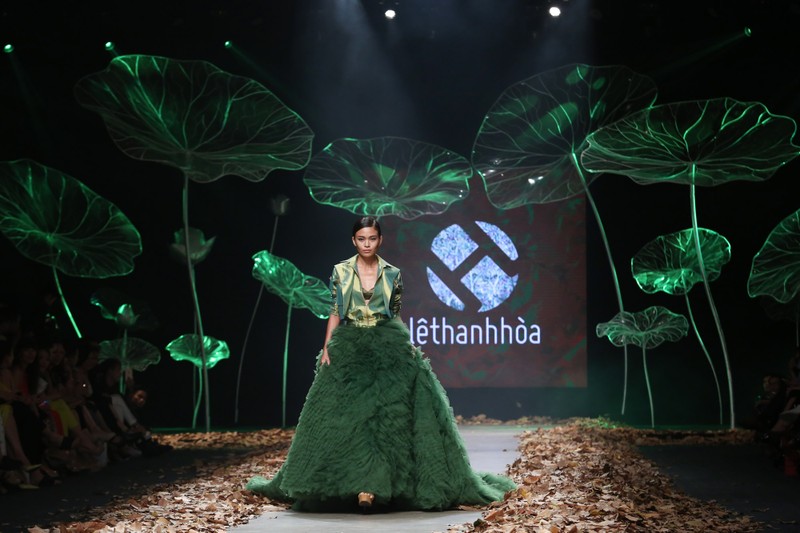 Le Thanh Hoa gay choang ngop o dem cuoi VNIFW 2016-Hinh-4