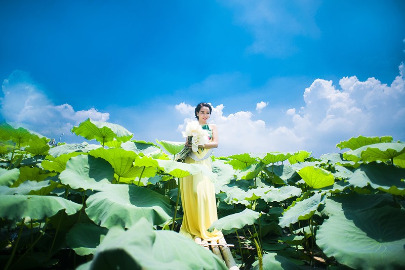 Mai Thu Huyen khoe ve dep khong tuoi ben ho sen-Hinh-9