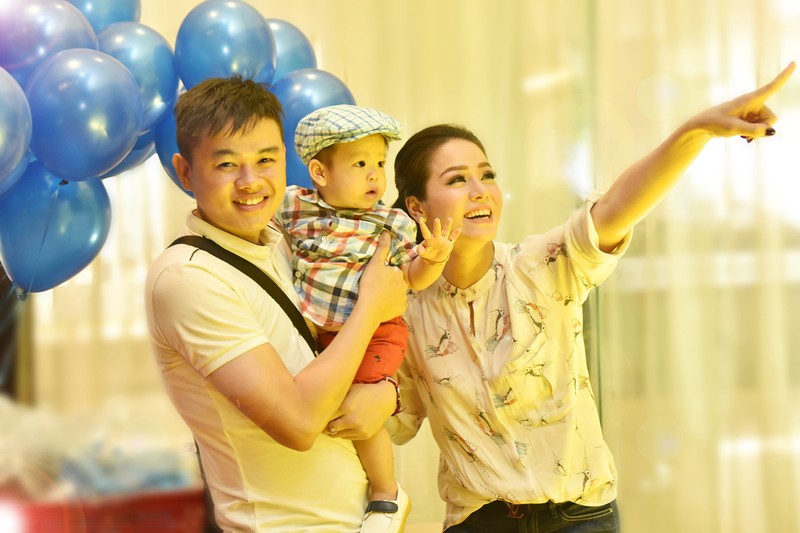 Nhat Kim Anh hanh phuc mung sinh nhat con trai cung-Hinh-2