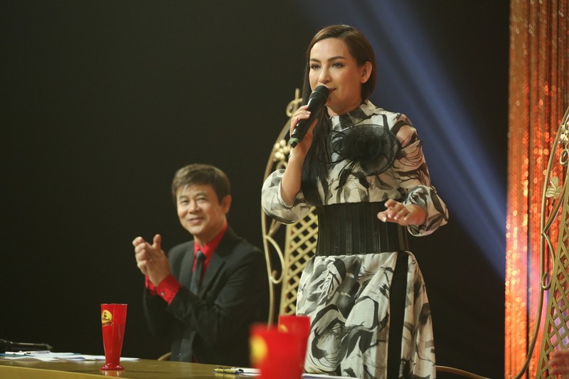 Phi Nhung Y Lan do giong sau nghi van bat hoa