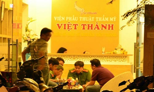 Vien tham my Viet Thanh phau thuat tu vong khach hang, bi dinh chi hoat dong