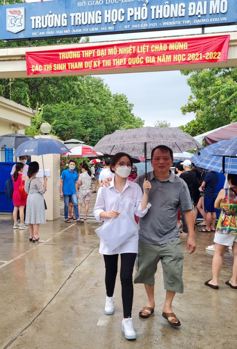 Ha Noi: Nhung hinh anh xuc dong trong Ky thi tot nghiep THPT 2022-Hinh-17