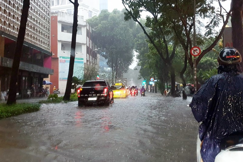 Mua lon, nhieu tuyen duong o TP.HCM ngap sau 'chua tung co'