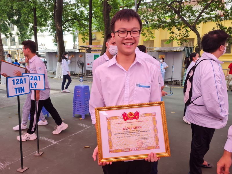 Hai chang trai “vang” Olympic quoc te: Vui, tu hao trong ngay khai giang