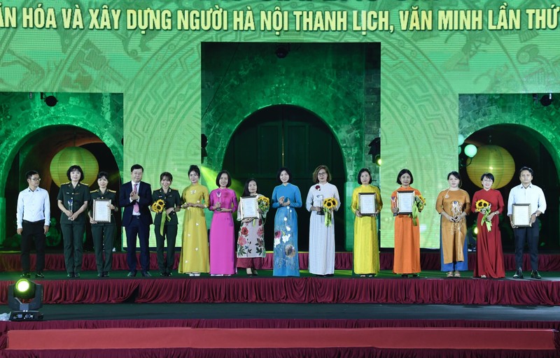 Trao giai bao chi phat trien van hoa, xay dung nguoi Ha Noi thanh lich-Hinh-2