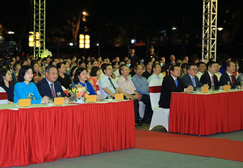 Trao giai bao chi phat trien van hoa, xay dung nguoi Ha Noi thanh lich