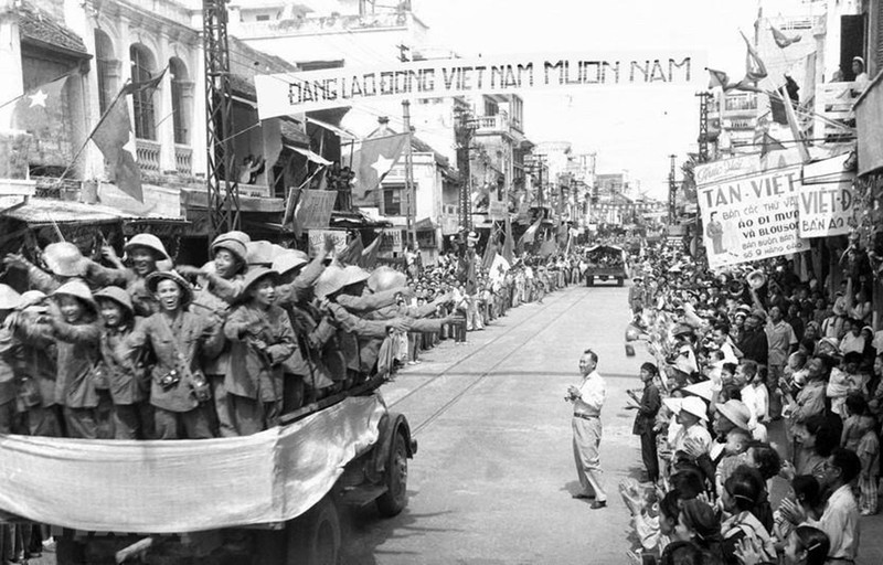 Doan truoc chien thang, nhac si Van Cao viet “Tien ve Ha Noi”?