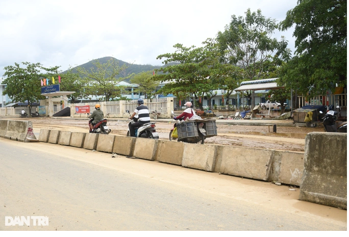 Dong nuoc khung khiep xo do tuong, cuon troi o to o Da Nang