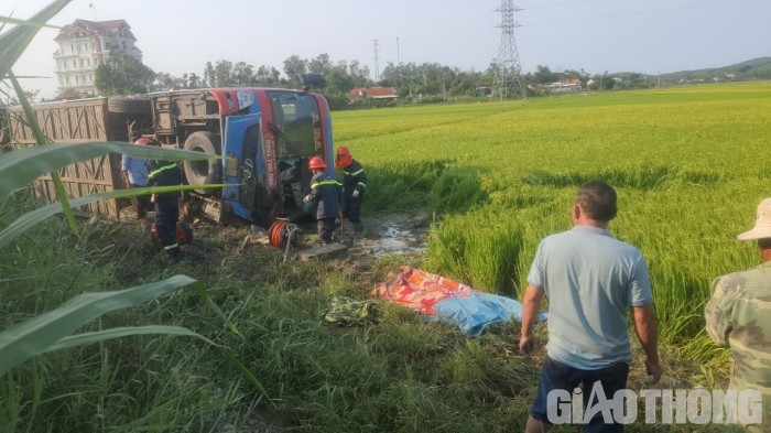 Vu TNGT lat xe o Quang Ngai: Loi ke cua nguoi thoat chet trong gang tac