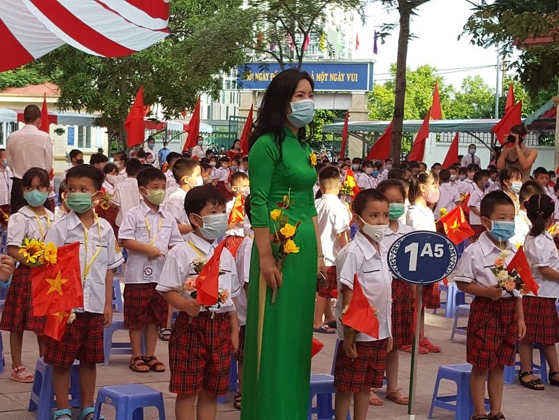 Chot lich tuu truong, khai giang cua hoc sinh Ha Noi