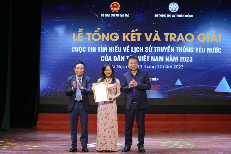 Trao giai cuoc thi Tim hieu lich su truyen thong yeu nuoc cua dan toc Viet Nam