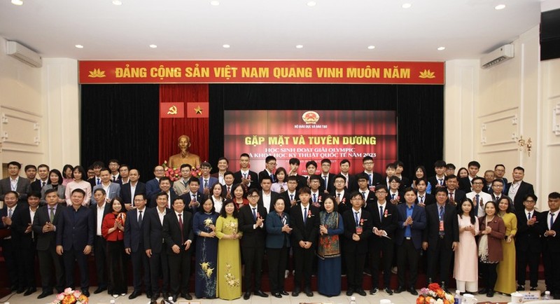 Vinh danh hoc sinh doat giai Olympic va Khoa hoc ky thuat quoc te 2023