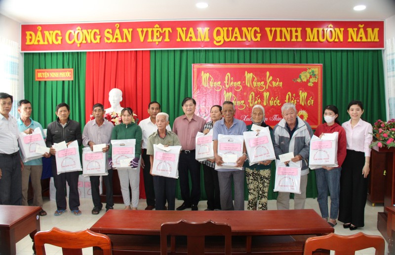 Chu tich VUSTA Phan Xuan Dung tham, chuc Tet tai Ninh Thuan-Hinh-2