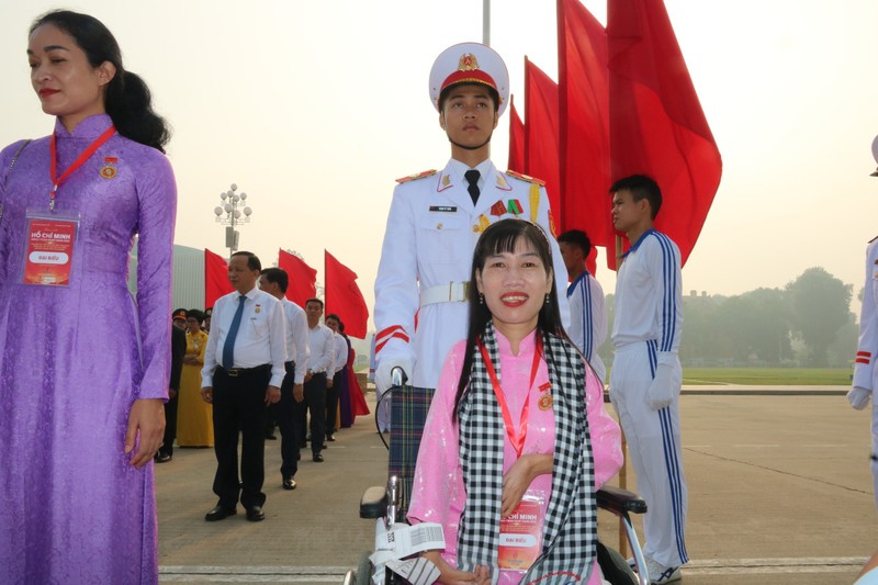 Huynh Thi Xam: Nghi luc cua nu hoa si ve tranh bang chan