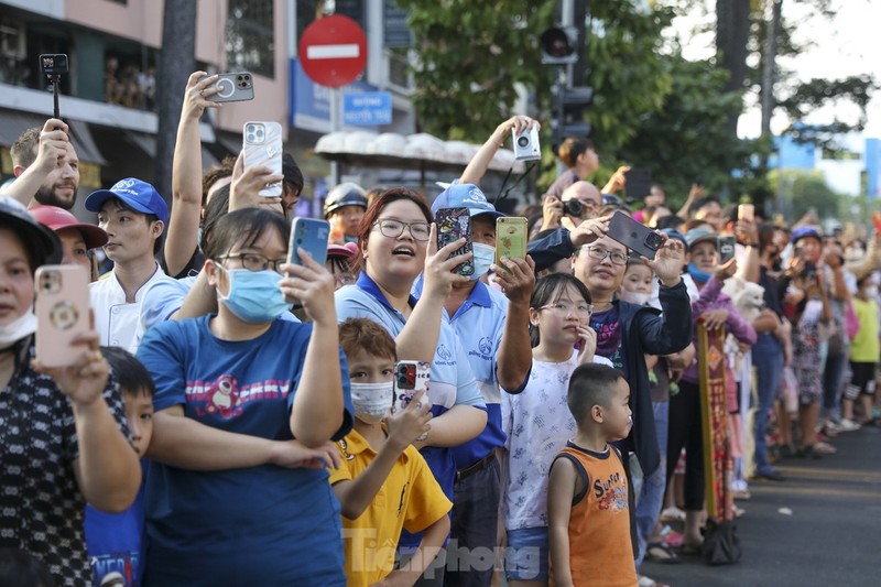 TPHCM: 'Bien nguoi' xuong duong vui Tet Nguyen tieu day mau sac-Hinh-12