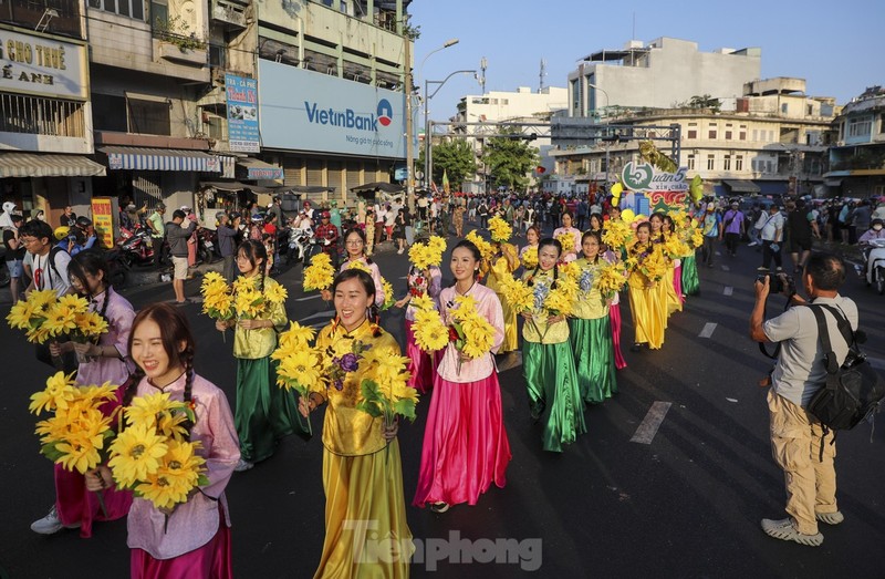 TPHCM: 'Bien nguoi' xuong duong vui Tet Nguyen tieu day mau sac-Hinh-17