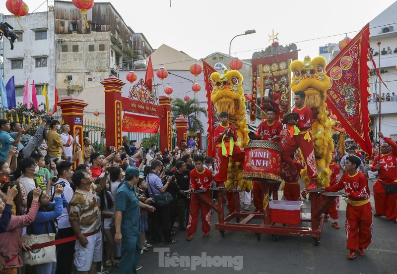 TPHCM: 'Bien nguoi' xuong duong vui Tet Nguyen tieu day mau sac-Hinh-9