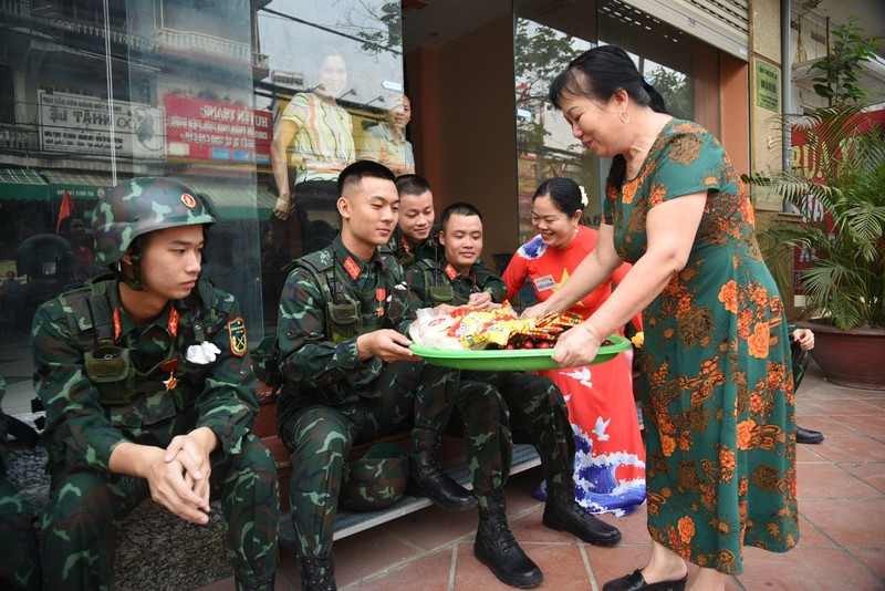 Tiep noi tinh than “tat ca cho tien tuyen” tren dat Dien Bien anh hung