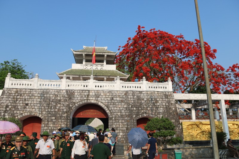 Lang nguoi truoc sac do “la” cua hoa phuong tren doi A1-Hinh-16