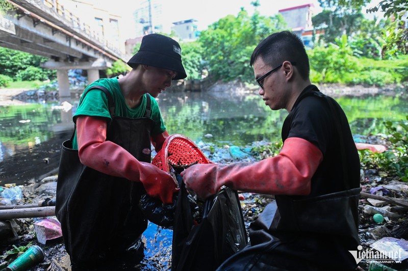 Cong viec nang nhoc ben dong song ‘den dac’ chay qua Ha Noi-Hinh-4