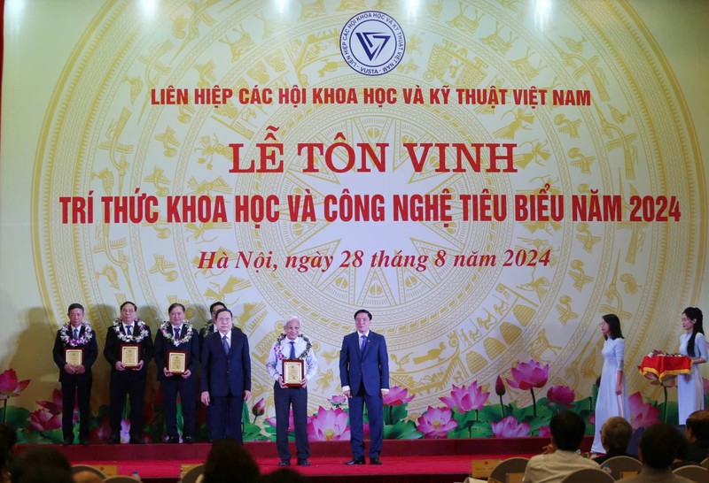 Le ton vinh tri thuc Khoa hoc va Cong nghe tieu bieu nam 2024-Hinh-21