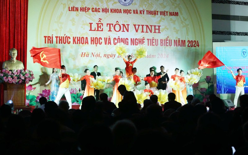 Le ton vinh tri thuc Khoa hoc va Cong nghe tieu bieu nam 2024-Hinh-6