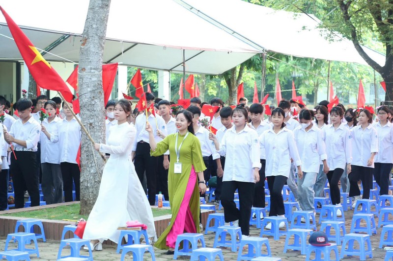 Hieu truong truong mien nui: “Truoc tri thuc, chung ta deu binh dang”-Hinh-2