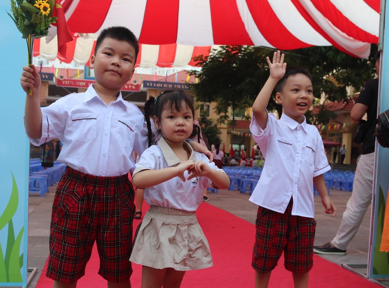 Hoc sinh Ha Noi tung bung khai giang nam hoc moi-Hinh-10