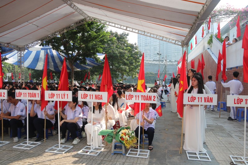 Hoc sinh Ha Noi tung bung khai giang nam hoc moi-Hinh-15