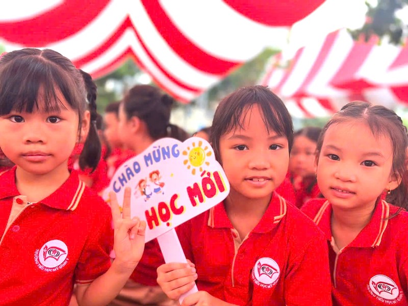 Hoc sinh Ha Noi tung bung khai giang nam hoc moi-Hinh-17