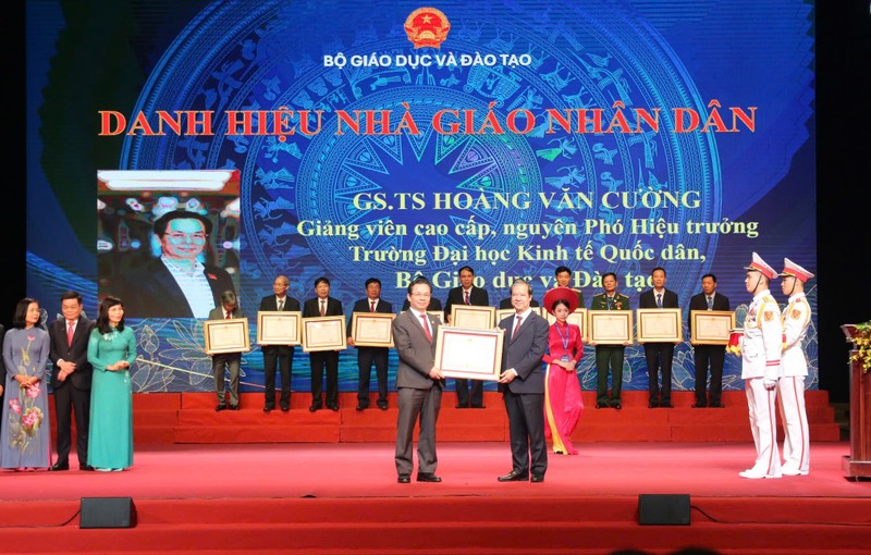 DBQH Hoang Van Cuong: Danh hieu NGND la vinh du, cung la trong trach