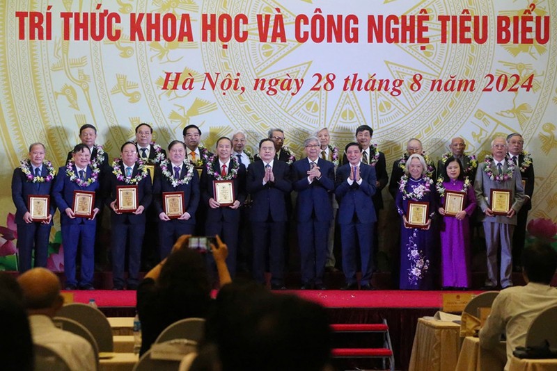 PGS.TS Dau Xuan Canh: Khong duoc hoc, nguoi biet cay thuoc se it