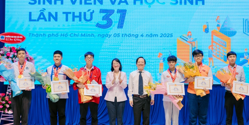 Bất ngờ cách học của "chàng trai vàng" Olympic Toán sinh viên 2025 - Hình 2 Bat ngo cach hoc cua