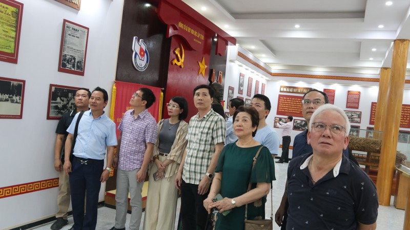Nhà báo Lê Quốc Minh: Mỗi nhà báo phải trở thành chiến sĩ trên không gian mạng - Hình 4 Nha bao Le Quoc Minh: Moi nha bao phai tro thanh chien si tren khong gian mang-Hinh-4