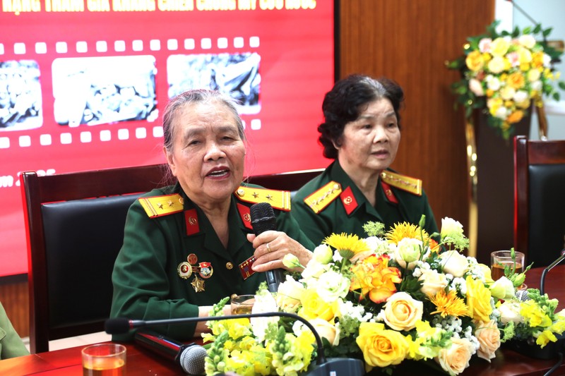 Khôngcó số lùi, tuổi 20 của những nữ lái xe vượt lửa Trường Sơn Khongco so lui, tuoi 20 cua nhung nu lai xe vuot lua Truong Son