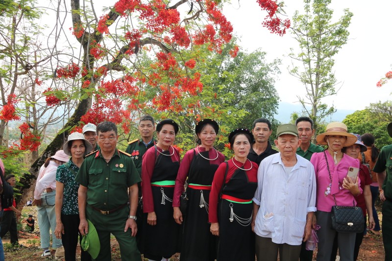 Lang nguoi truoc sac do “la” cua hoa phuong tren doi A1-Hinh-11