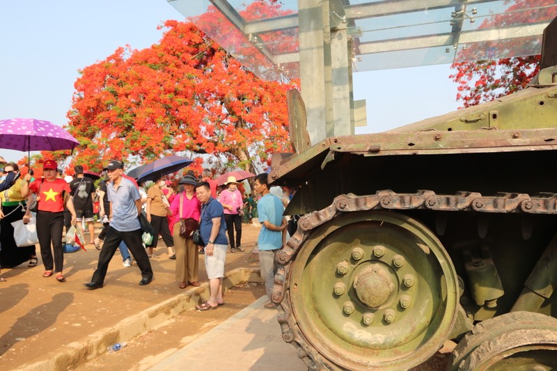 Lang nguoi truoc sac do “la” cua hoa phuong tren doi A1-Hinh-13