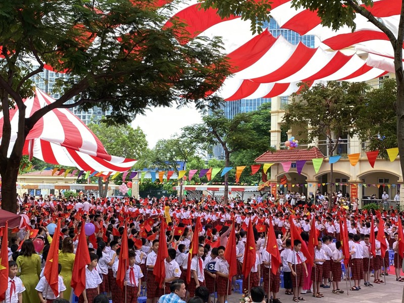 Hoc sinh Ha Noi han hoan trong ngay khai truong