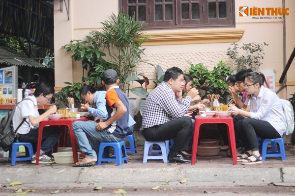 Ha Noi: Nhieu thi sinh den diem thi vao lop 10 tu sang som-Hinh-5